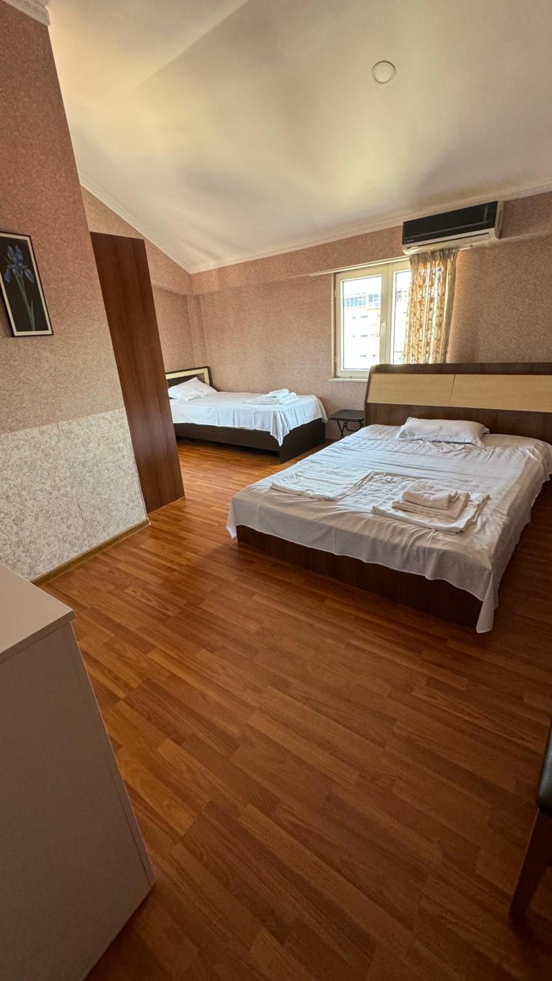 Twins Guest House Batumi Eksteriør bilde